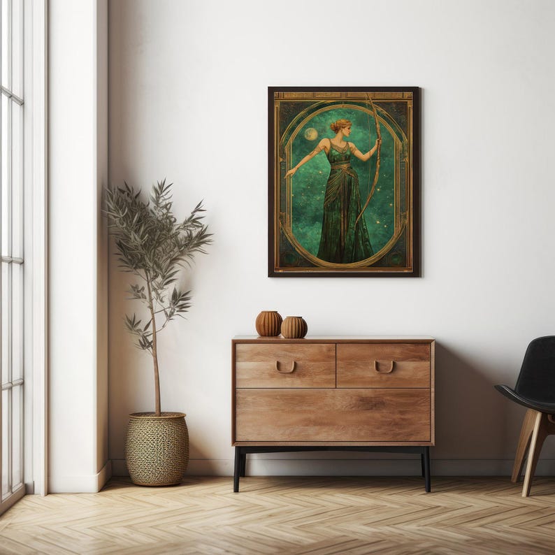 K&ouml;nnte beinhalten: Eine gerahmte Illustration einer Frau in einem gr&uuml;nen Kleid, die einen Bogen und Pfeil h&auml;lt. Der Hintergrund ist dunkelgr&uuml;n mit goldenen Akzenten und Sternen. Die Frau steht vor einem Vollmond.