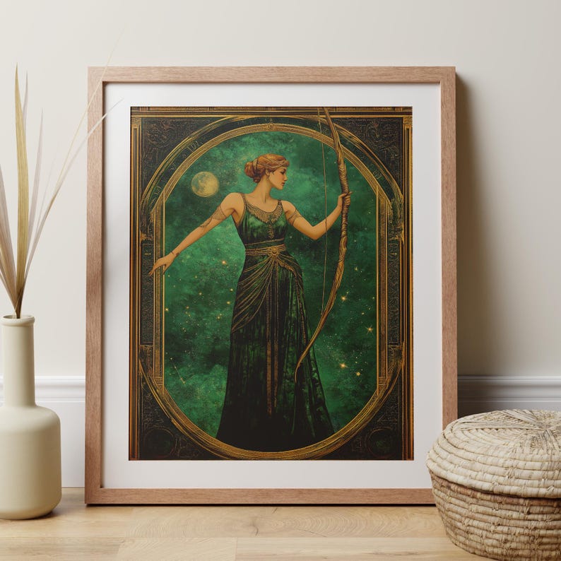 K&ouml;nnte beinhalten: Eine gerahmte Illustration einer Frau in einem gr&uuml;nen Kleid, die einen Bogen und Pfeil h&auml;lt. Der Hintergrund ist dunkelgr&uuml;n mit goldenen Sternen und einem Halbmond.