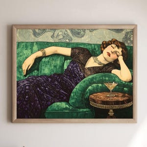 Kobieta na kanapie z nadrukiem koktajlowym, dekoracja baru w stylu art déco z kobietą Martini, szmaragdowo zielony portret w stylu secesyjnym, prezent glamour z lat 20.