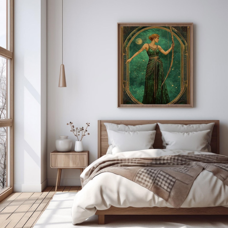 K&ouml;nnte beinhalten: Eine gerahmte Illustration einer Frau in einem gr&uuml;nen Kleid, die einen Bogen und Pfeil h&auml;lt. Der Hintergrund ist dunkelgr&uuml;n und blau mit Sternen und einem Mond.
