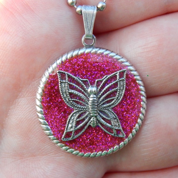 Fuchsia Butterfly Pendentif- Paillettes, Résine et Argent antique