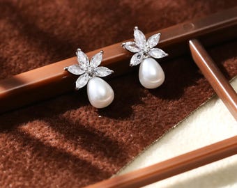 Pendientes colgantes de plata de ley con perlas de agua dulce y flor de oro de 14 quilates