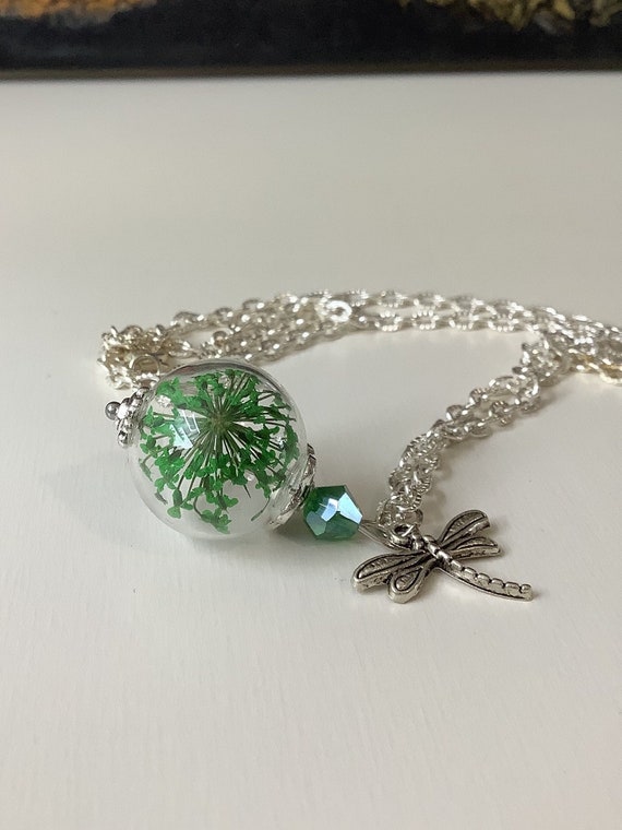 Echte Blüten Glasschmuck Kette Anhänger Geschenk Blumen Natur getrocknete Blüten Schmuck grün Libelle