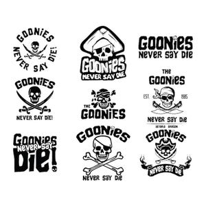 Puede incluir: Un conjunto de nueve logotipos de Goonies en blanco y negro. Los logotipos presentan el texto "Goonies" y la frase "Never Say Die!" en varias fuentes y estilos. Algunos logotipos incluyen una calavera y huesos cruzados, un sombrero de pirata y las palabras "The Goonies".