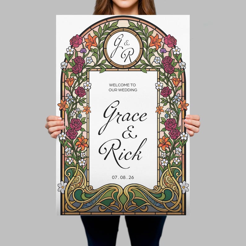 K&ouml;nnte beinhalten: Eine Hochzeits-Willkommensschild mit einem Buntglas-Design. Das Schild zeigt die Namen "Grace & Rick" in eleganter Schrift, umgeben von floralen Elementen in Rosa, Orange und Gr&uuml;n. Das Datum "07.08.26" ist ebenfalls angegeben.