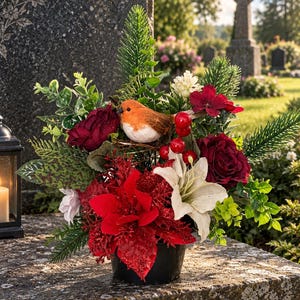 Weihnachtsblumen im Friedhofstopf, tiefrote Rosen, gemischtes Laub. Gedenktopf.