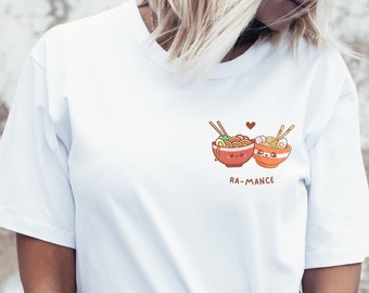 Camiseta Ra-mantic, camiseta estampada con insignia de ramen, camisa de personaje lindo, camiseta para comer ramen, camiseta de comida, camiseta foodie, linda cita de amor, estampado de fideos