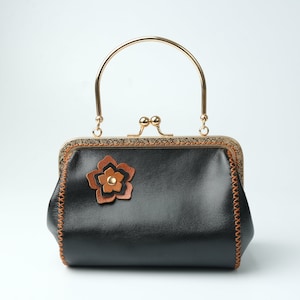 Portico Oval Negro, Bolso de piel de oveja hecho a mano Diseño ovalado con elegante aplique floral y cierre clásico imagen 1