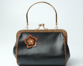 Portico Oval Negro, Bolso de piel de oveja hecho a mano - Diseño ovalado con elegante aplique floral y cierre clásico