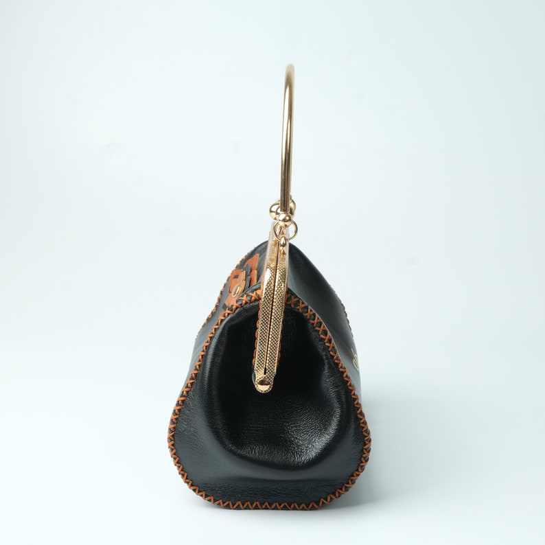 Portico Oval Negro, Bolso de piel de oveja hecho a mano Diseño ovalado con elegante aplique floral y cierre clásico imagen 4