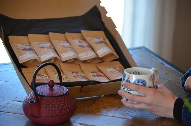 Coffret Découverte | Thés et infusions | Cadeau parfait | Échantillons uniques | Saveurs variées | Packaging élégant | Expérience sensorielle
