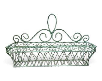 Vintage sierlijke gedraaide metalen wand- of tafelmand/plantenbak in saliegroen, cottagecore-stijl.