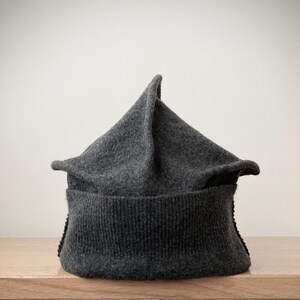 joodito origami krone reine Kaschmir gefilzte Pullover Hut Bucket Beanie Cloche Hut slouchy oversize loose fit large charcoal tief dunkelgrau