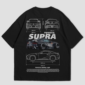 以下が含まれることがあります： トヨタスープラA90車のグラフィック、技術図面、ミリメートル単位の寸法が描かれた黒いTシャツ。「TOYOTA SUPRA」と「BWKE」の文字が表示されています。