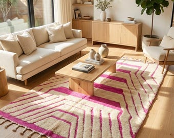 Handgemaakt Marokkaans wollen vloerkleed – roze en crème geometrisch tapijt | Modern vloerkleed met kwastjes
