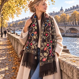Geborduurde dames stola – Viscose kasjmier mix – Grote bohemian bloemen omslagdoek – Bruin taupe herfst winter