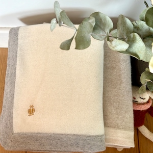 Luxueuse couverture bébé 100% cachemire écrue et beige, fille et garçon, idéal pour un cadeau de naissance pour rester au chaud à la maison, dans la poussette ou le cosy
