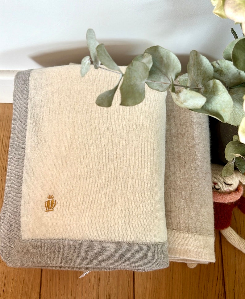 Luxueuse couverture bébé 100% cachemire écrue et beige, fille et garçon, idéal pour un cadeau de naissance pour rester au chaud à la maison, dans la poussette ou le cosy