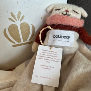 Botiboty est une marque dédiée au cachemire pour les bébés. Nos couvertures sont fait à partir d'un fil luxueux soigneusement choisi par nos soins.Nos pièces sont fabriquées à Madagascar où l'une des fondatrices vit.