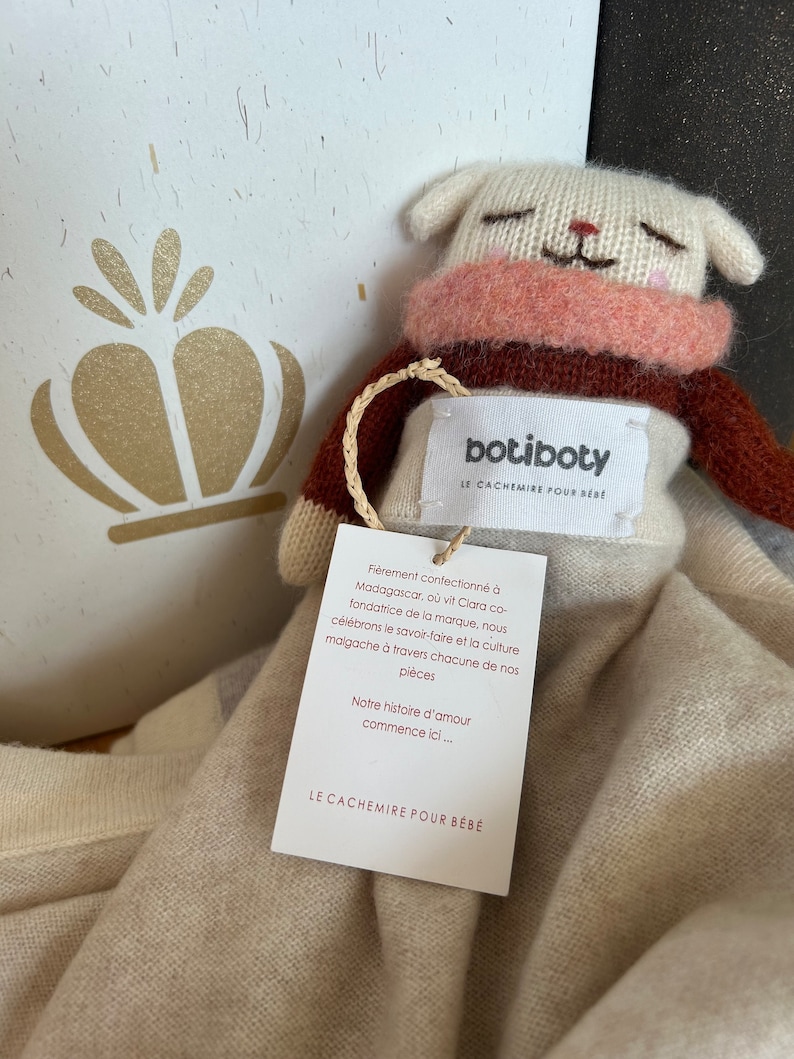 Botiboty est une marque dédiée au cachemire pour les bébés. Nos couvertures sont fait à partir d'un fil luxueux soigneusement choisi par nos soins.Nos pièces sont fabriquées à Madagascar où l'une des fondatrices vit.