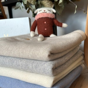 Luxueuse couverture Botiboty bébé 100% cachemire beige, écrue grise et bleue. fille et garçon, idéal pour un cadeau de naissance pour rester au chaud à la maison, dans la poussette ou le cosy. 100x80cm