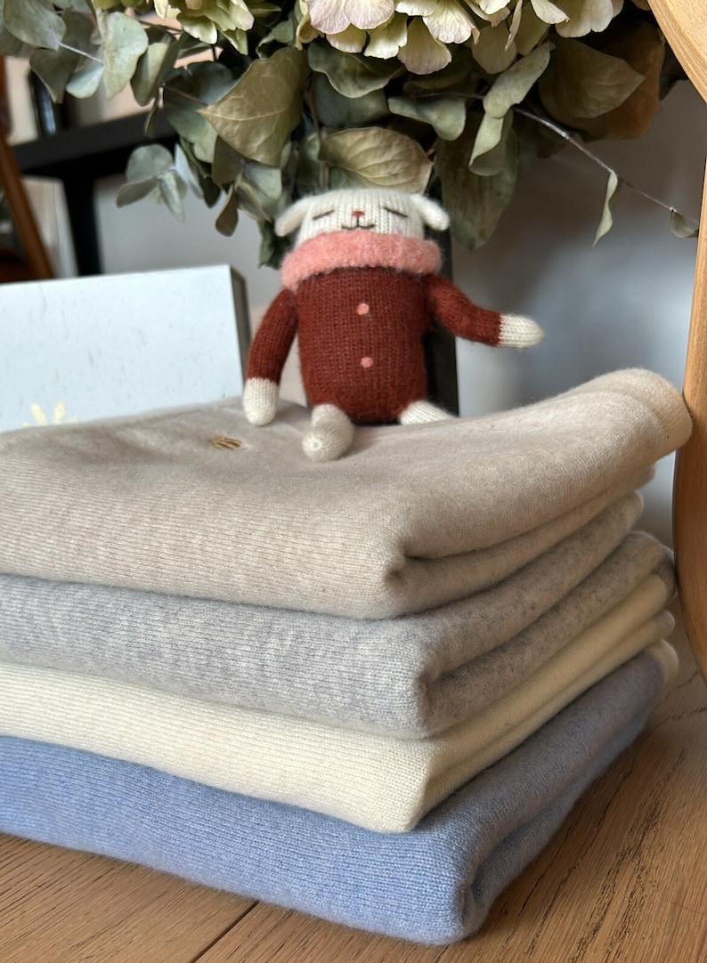 Luxueuse couverture Botiboty bébé 100% cachemire beige, écrue grise et bleue. fille et garçon, idéal pour un cadeau de naissance pour rester au chaud à la maison, dans la poussette ou le cosy. 100x80cm
