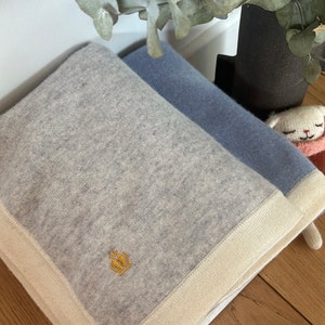 Luxueuse couverture bébé 100% cachemire grise et bleue , fille et garçon, idéal pour un cadeau de naissance pour rester au chaud à la maison, dans la poussette ou le cosy