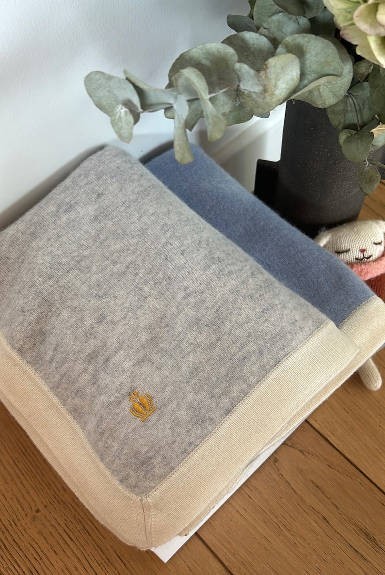Luxueuse couverture bébé 100% cachemire grise et bleue , fille et garçon, idéal pour un cadeau de naissance pour rester au chaud à la maison, dans la poussette ou le cosy