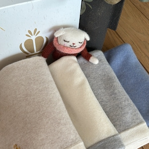 Luxueuse couverture Botiboty bébé 100% cachemire beige, écrue grise et bleue. fille et garçon, idéal pour un cadeau de naissance pour rester au chaud à la maison, dans la poussette ou le cosy. 100x80cm