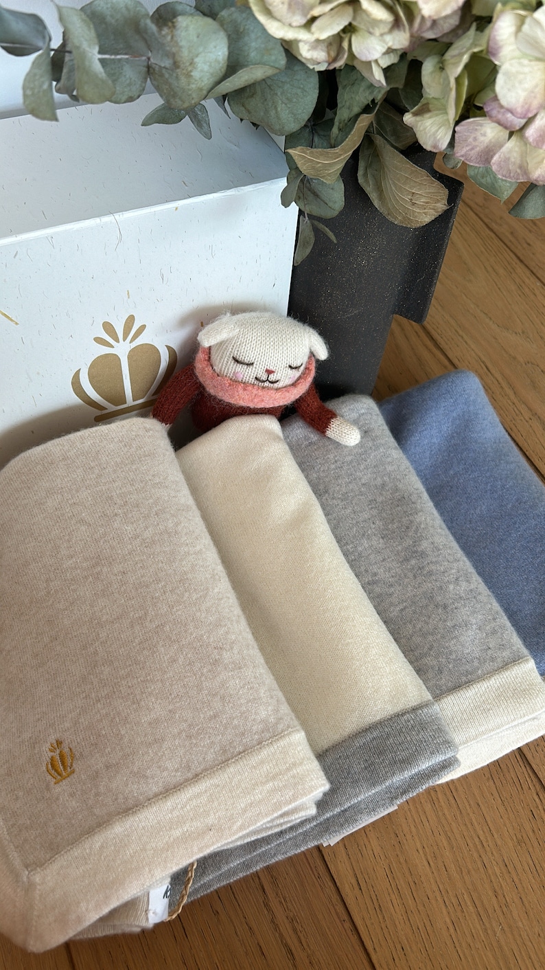 Luxueuse couverture Botiboty bébé 100% cachemire beige, écrue grise et bleue. fille et garçon, idéal pour un cadeau de naissance pour rester au chaud à la maison, dans la poussette ou le cosy. 100x80cm