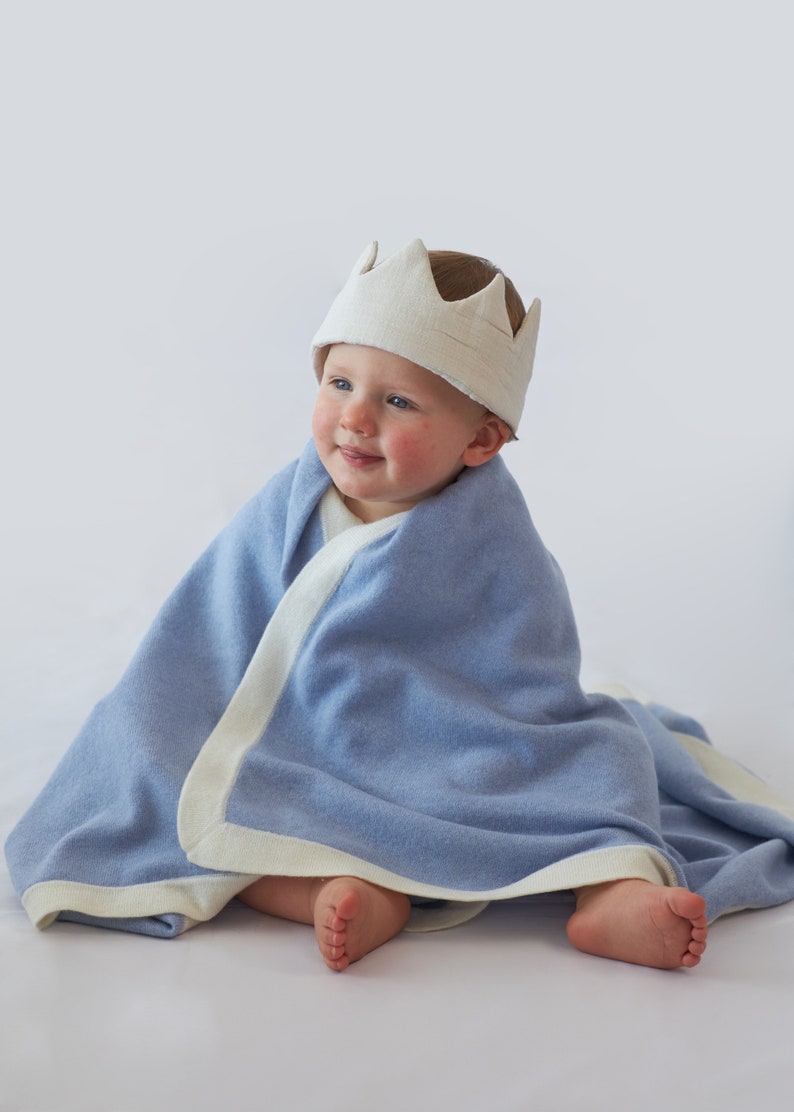 Un joli bébé au chaud dans notre couverture Botiboty bleue  100 % cachemire. elle est fabriquée à partir de fils de cachemire luxueux soigneusement choisi par nos soins