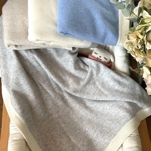 Luxueuse couverture Botiboty pour bébé 100% cachemire fait à la main pour fille et garçon, idéal pour un cadeau de naissance pour rester au chaud à la maison, dans la poussette ou le cosy elle mesure 80x 100cm