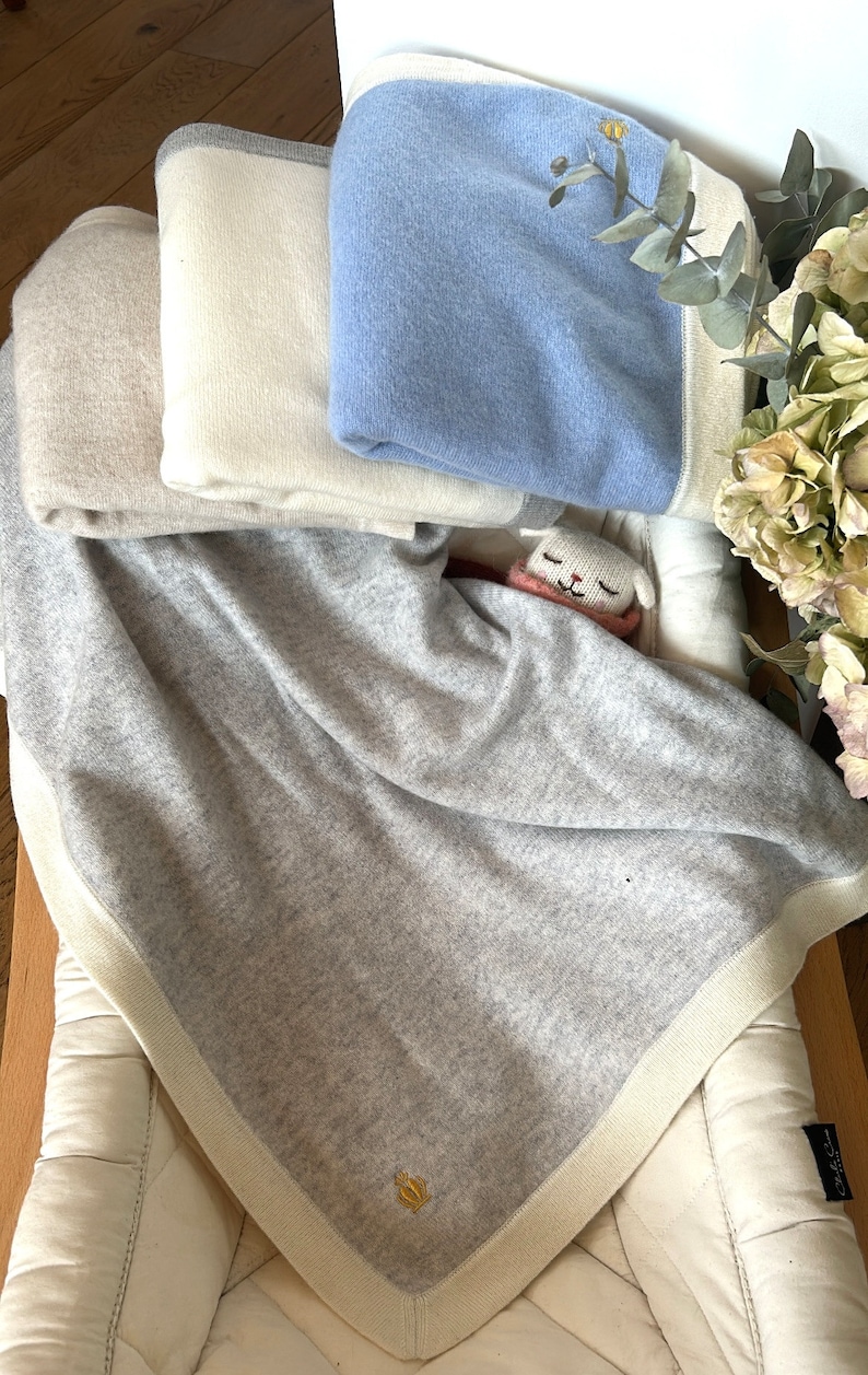 Luxueuse couverture Botiboty pour bébé 100% cachemire fait à la main pour fille et garçon, idéal pour un cadeau de naissance pour rester au chaud à la maison, dans la poussette ou le cosy elle mesure 80x 100cm
