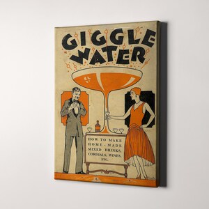 K&ouml;nnte beinhalten: Vintage-Illustration einer Cocktailparty mit einem gro&szlig;en Glas "Giggle Water" und zwei Personen in Kleidung aus den 1920er Jahren. Der Text lautet "Wie man hausgemachte Mixgetr&auml;nke, Lik&ouml;re, Weine, etc. herstellt."