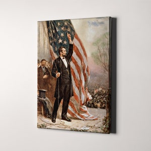 Puede incluir: Una pintura de Abraham Lincoln pronunciando un discurso con una bandera estadounidense detr&aacute;s de &eacute;l. Lleva un traje negro y una camisa blanca. Sostiene un papel en su mano izquierda y su mano derecha est&aacute; levantada en el aire.