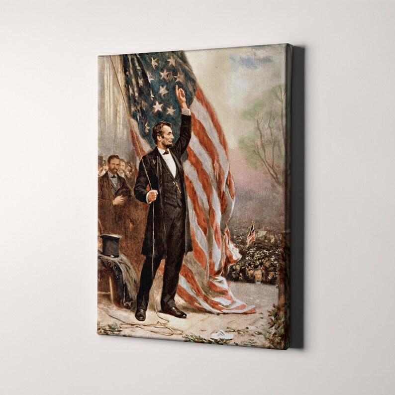 Puede incluir: Una pintura de Abraham Lincoln pronunciando un discurso con una bandera estadounidense detr&aacute;s de &eacute;l. Lleva un traje negro y una camisa blanca. Sostiene un papel en su mano izquierda y su mano derecha est&aacute; levantada en el aire.