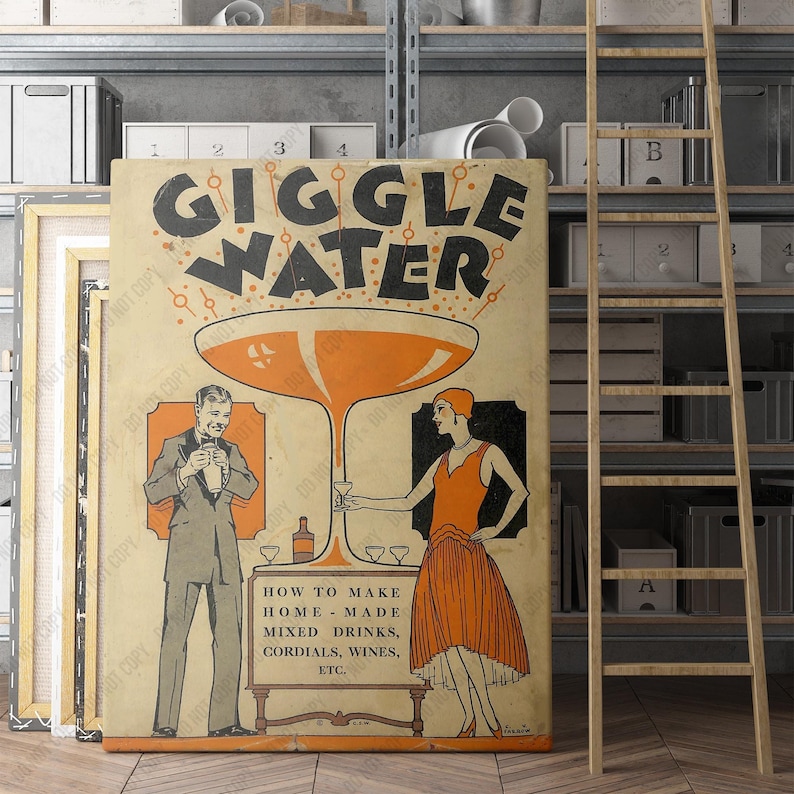 K&ouml;nnte beinhalten: Vintage-Plakat f&uuml;r "Giggle Water" mit einer Cartoon-Illustration eines Mannes und einer Frau, die Cocktails halten. Der Text auf dem Plakat lautet "Wie man hausgemachte Mixgetr&auml;nke, Lik&ouml;re, Weine usw. herstellt."