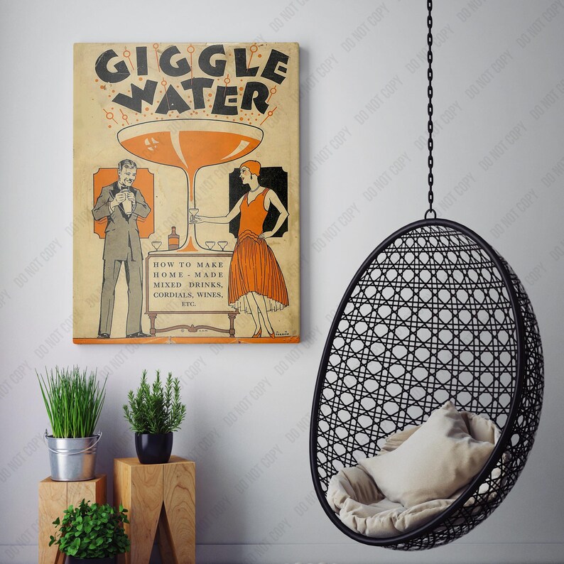 K&ouml;nnte beinhalten: Vintage-Poster mit einer Retro-Illustration eines Mannes und einer Frau, die ein gro&szlig;es Cocktailglas halten. Das Poster tr&auml;gt den Titel "Giggle Water" und enth&auml;lt den Text "How to Make Home-Made Mixed Drinks, Cordials, Wines, Etc."