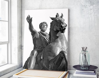 Pode incluir: Fotografia a preto e branco de uma estátua de um homem a cavalo. O homem está vestido com uma toga e levanta o braço no ar. O cavalo está a levantar-se sobre as patas traseiras.