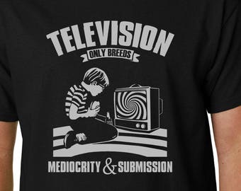 Televisione solo razze mediocrità & presentazione t-shirt