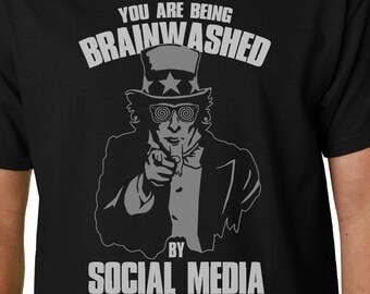 Sei stato sottoposto a lavaggio del cervello da Social Media t-shirt // zio Sam Politics Protest Rebellion Slogan Divertente Geek Citazione