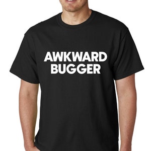 T-shirt med etikett för "Awkward Bugger" // Topp T-shirts Svarta grafiska roliga citat Skämt Nörd Nyhet Oförskämd Sarkastisk Gåva
