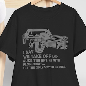 Aliens Nuke From Orbit M41A Impulsgewehr T-Shirt | Retro-Klassiker-Filmgrafik Sci-Fi T-Shirt | Ripley Hicks Hudson Zitat Geek