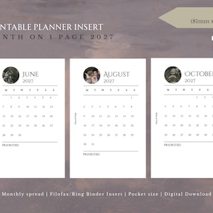 Puede incluir: Un inserto de planificador imprimible para 2027 con diseño de mes en una página en tamaño bolsillo, que mide 81mm x 126mm. Las páginas blancas muestran cuadrículas de calendario para junio, agosto y octubre con marcadores de posición circulares.
