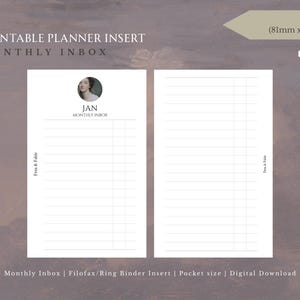 Op de afbeelding: Een printbare planner-inzet voor een zakformaat map van 81mm x 126mm. De witte pagina's hebben een maandelijkse inbox-indeling met horizontale lijnen, een verticale kolom, de tekst JAN MONTHLY INBOX en een kleine ronde portretillustratie.