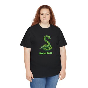 Pode incluir: Uma camiseta preta com um gráfico de cobra verde e o texto "Nope Rope".