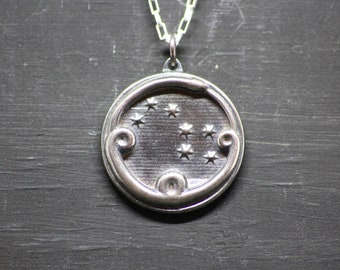 Colgante Ouroboros de plata: Joyería de serpiente con constelación alquímica