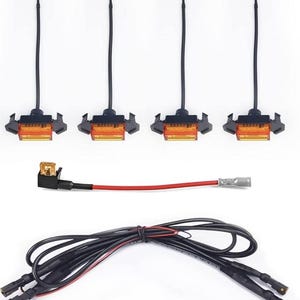 Pode incluir: Conjunto de quatro luzes LED âmbar com fios e conectores pretos. As luzes são projetadas para uso automotivo e vêm com um chicote de fiação.