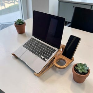 Houten laptopstandaard met beker- en telefoonhouder | Ergonomisch laptopbureau voor laptops tot 16 inch | Multifunctionele houten bureaustandaard