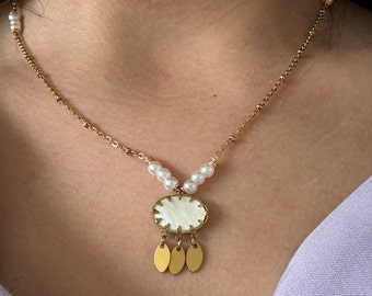 Clara - Gold-plated stainless steel ball chain necklace adorned with mother-of-pearl beads and a dreamcatcher pendant with a flat mother-of-pearl bead